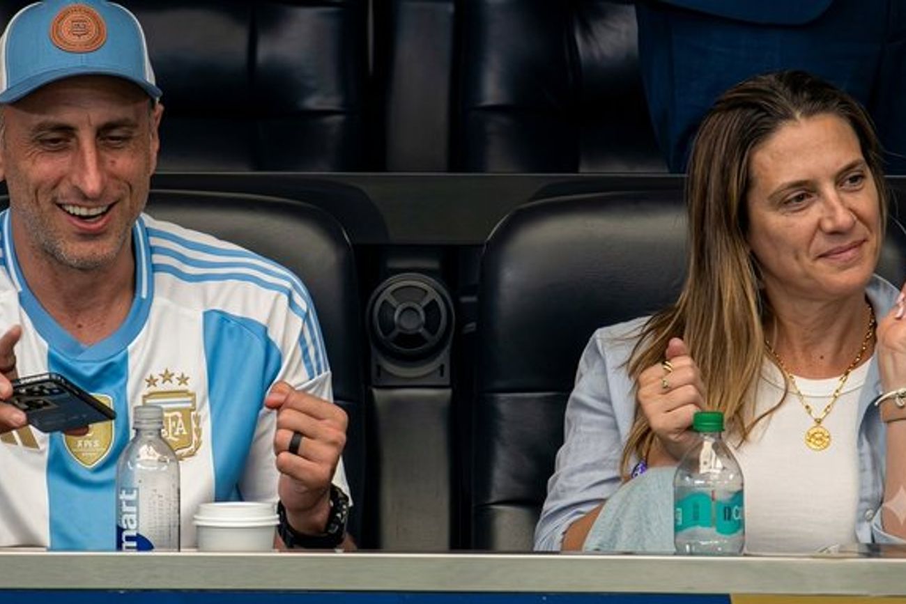 Manu Ginóbili y su familia, presente en el estadio de Dallas alentando a la selección ante Austria en el Mundial.
