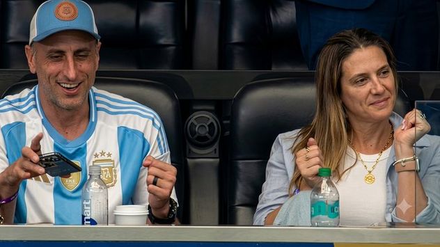 Manu Ginóbili y su familia, presente en el estadio de Dallas alentando a la selección ante Austria en el Mundial.