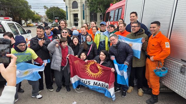 Jesús María recibió con caravana a su campeón mundial. Leo Seculini fue el {unico cordobés en la selección argentina de básquet para equipos con síndrome de Down.