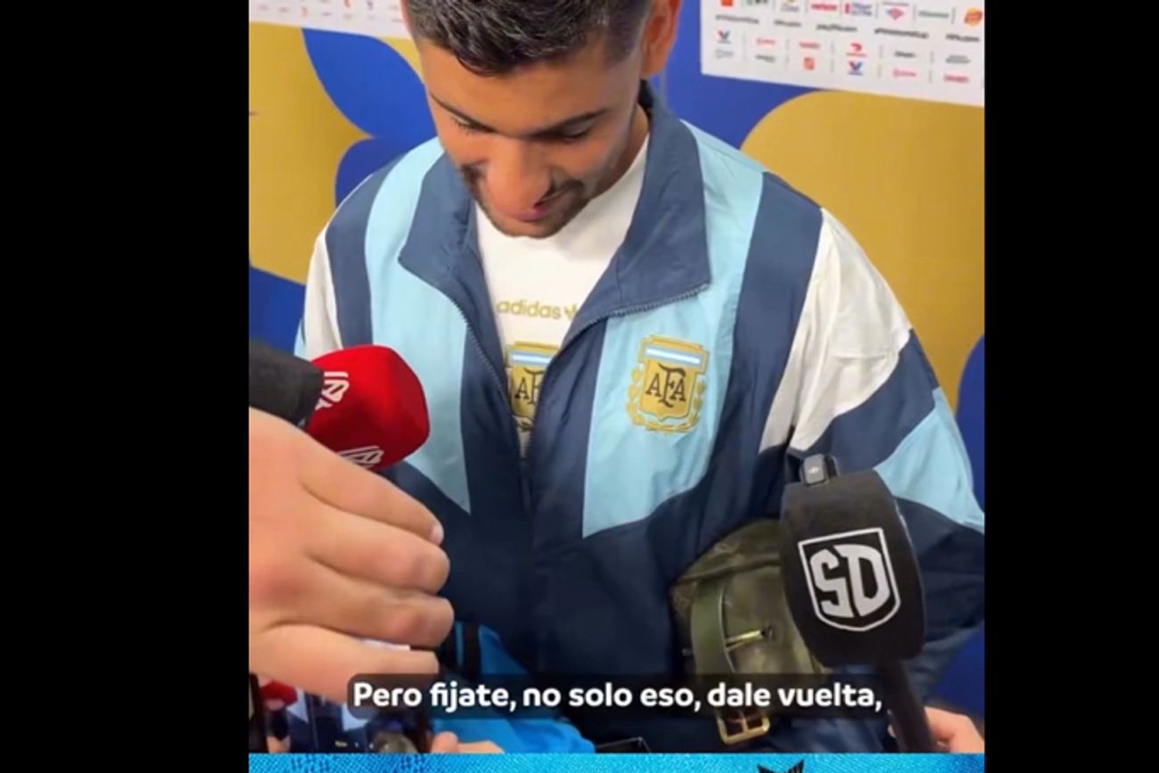 Cuti Romero al recibir la camiseta de Belgrano.