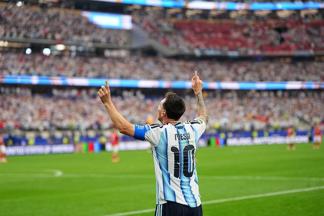 Argentina ganó con goles de Messi y se metió en 16avos de final.