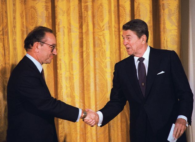 Murió Alan Greenspan. Aá junto a Ronald Reegan.