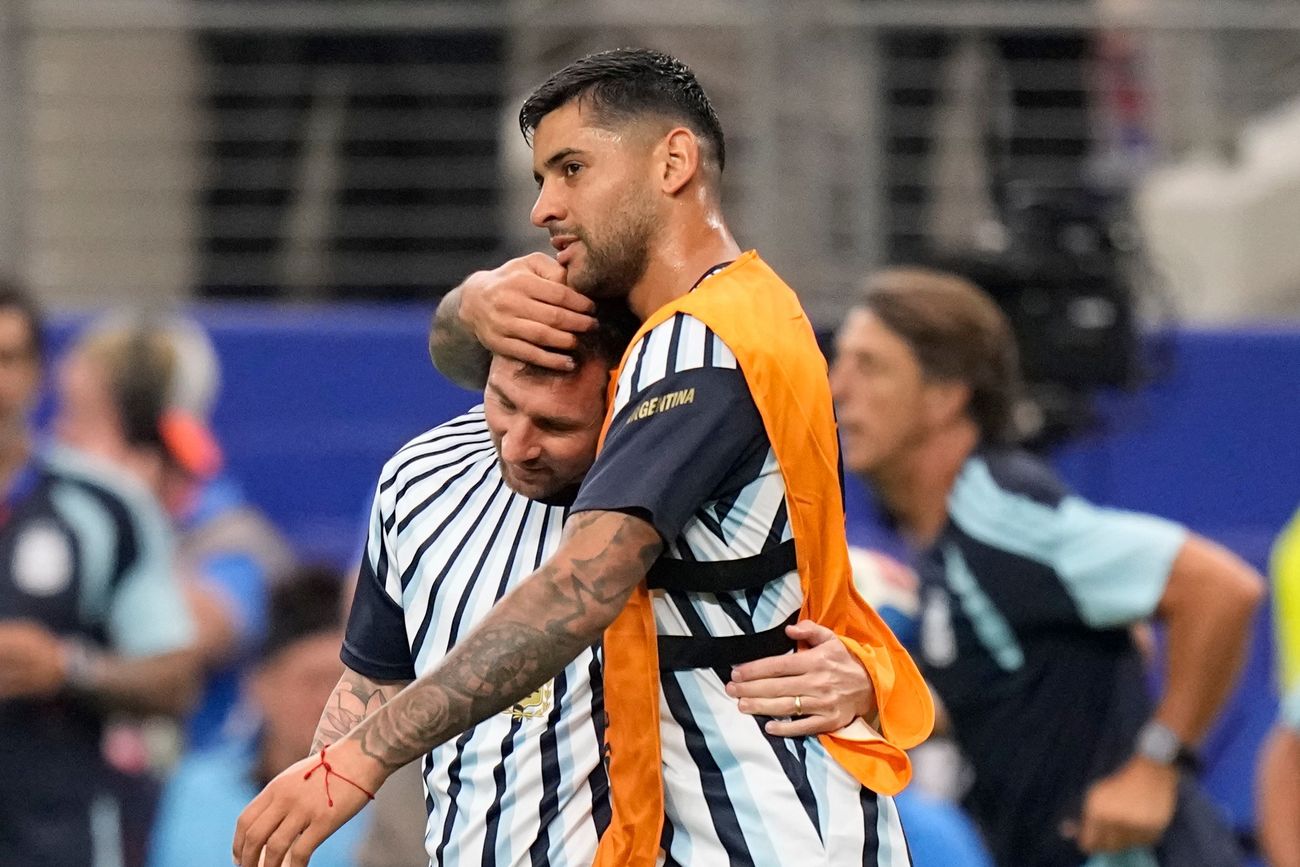 Cuti Romero junto a Messi.