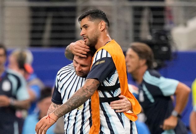 Cuti Romero junto a Messi.