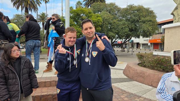 Jesus María recibió con caravana a su campeón mundial. Leo Seculini junto a Luas Whelan, el DT del equipo.