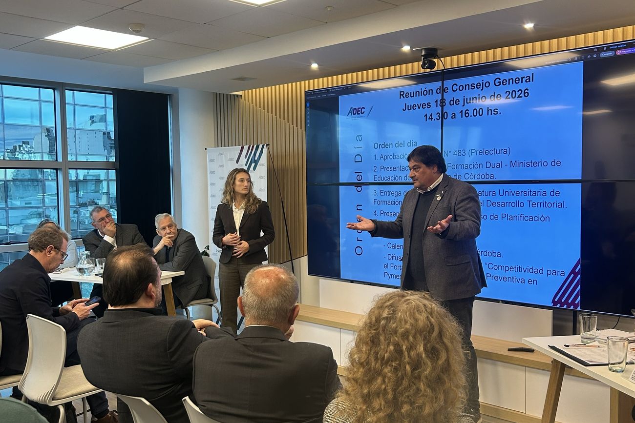 Gustavo Manno, presidente de Cophisec, presenta ante el consejo general de Adec el proyecto “Competitividad para el fortalecimiento de la gestión preventiva en PyMEs”.