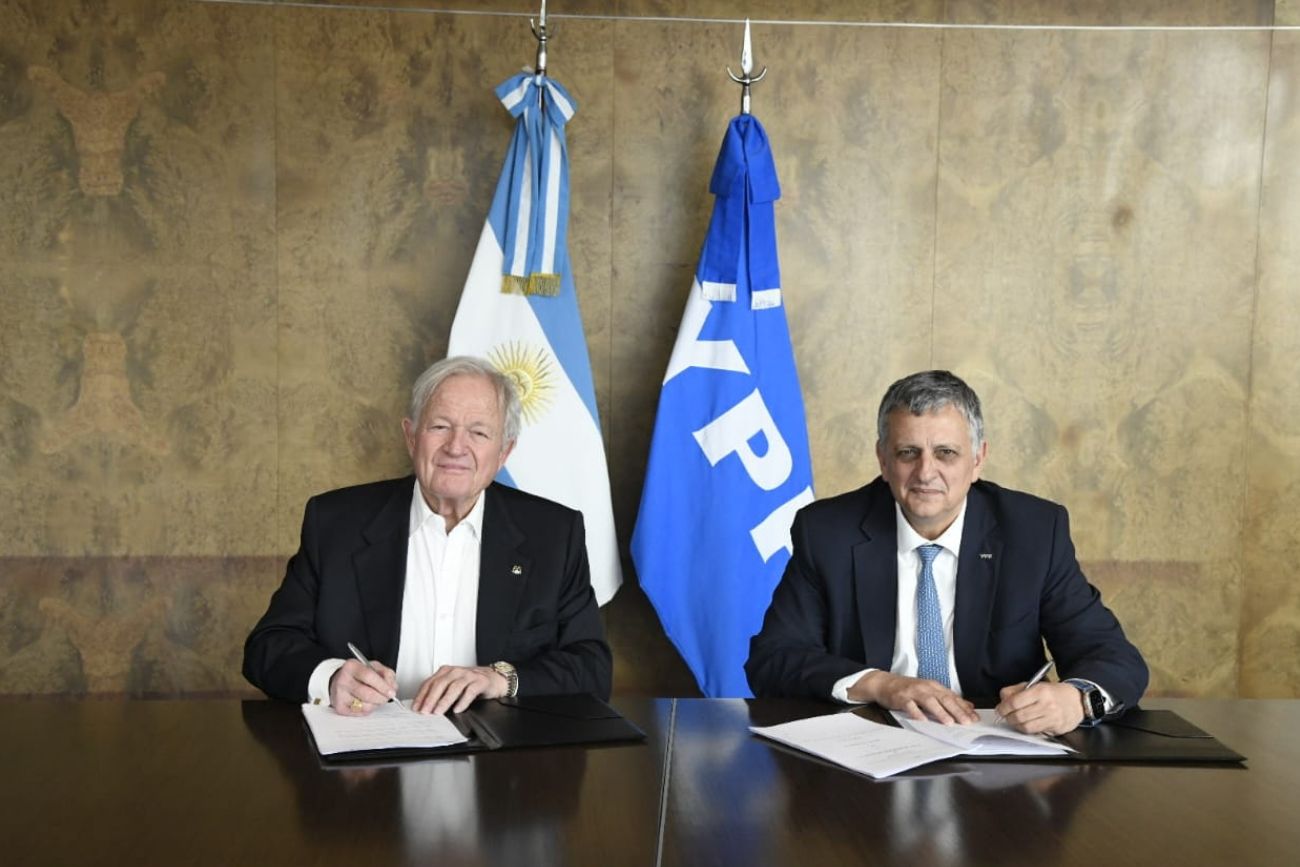 Epígrafes
Horacio Marín, presidente de YPF, y Woods Staton, de Arcos Dorados, sellaron el convenio de complementariedad comercial en Buenos Aires.