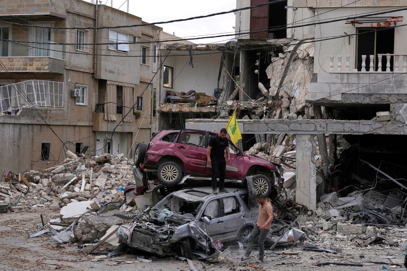 Varias personas inspeccionan los coches destruidos tras un alto al fuego entre Israel y Hezbollah en la aldea de Maifadoun, al sur del Líbano, el lunes 22 de junio de 2026. (Foto AP / Mohammed Zaatari / Archivo)