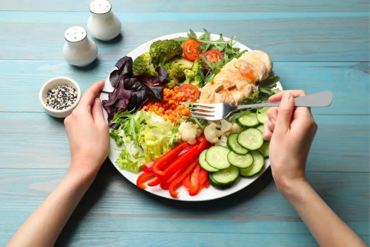 A qué hora recomiendan almorzar los expertos para mejorar la energía y el metabolismo.