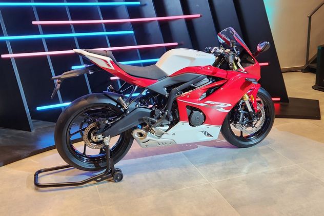 La nueva Kove 450 RR tiene una cilindrada de 442 cc y puede alcanzar una potencia máxima de 72 CV en las 13.000 revoluciones. Su torque es de 39 Nm.