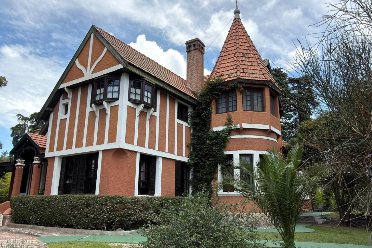 La casona anglonormanda construida en 1922 conserva el encanto de las antiguas residencias europeas y se integra al paisaje serrano de La Cumbre.