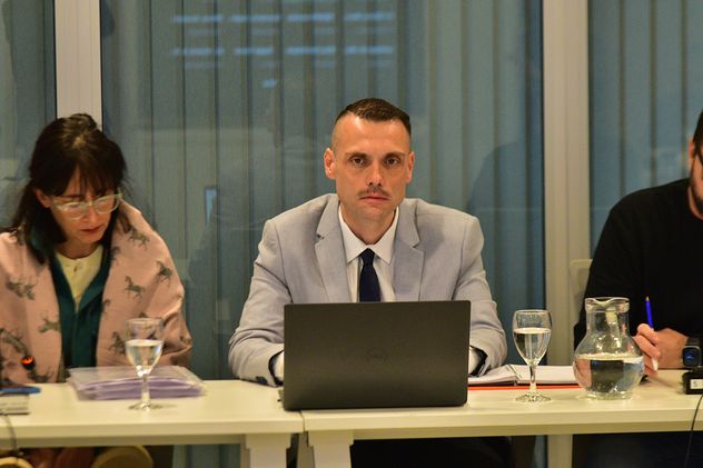 Hormaeche en comisión del Concejo Deliberante por los pedidos de informe por la noche.