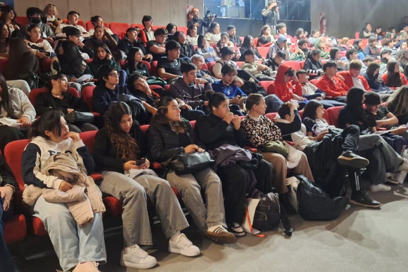 Congreso "Criar y educar en la era digital". Convocó a cientos de personas para habalr sobre convivencia escolar  y el uso de pantallas. 