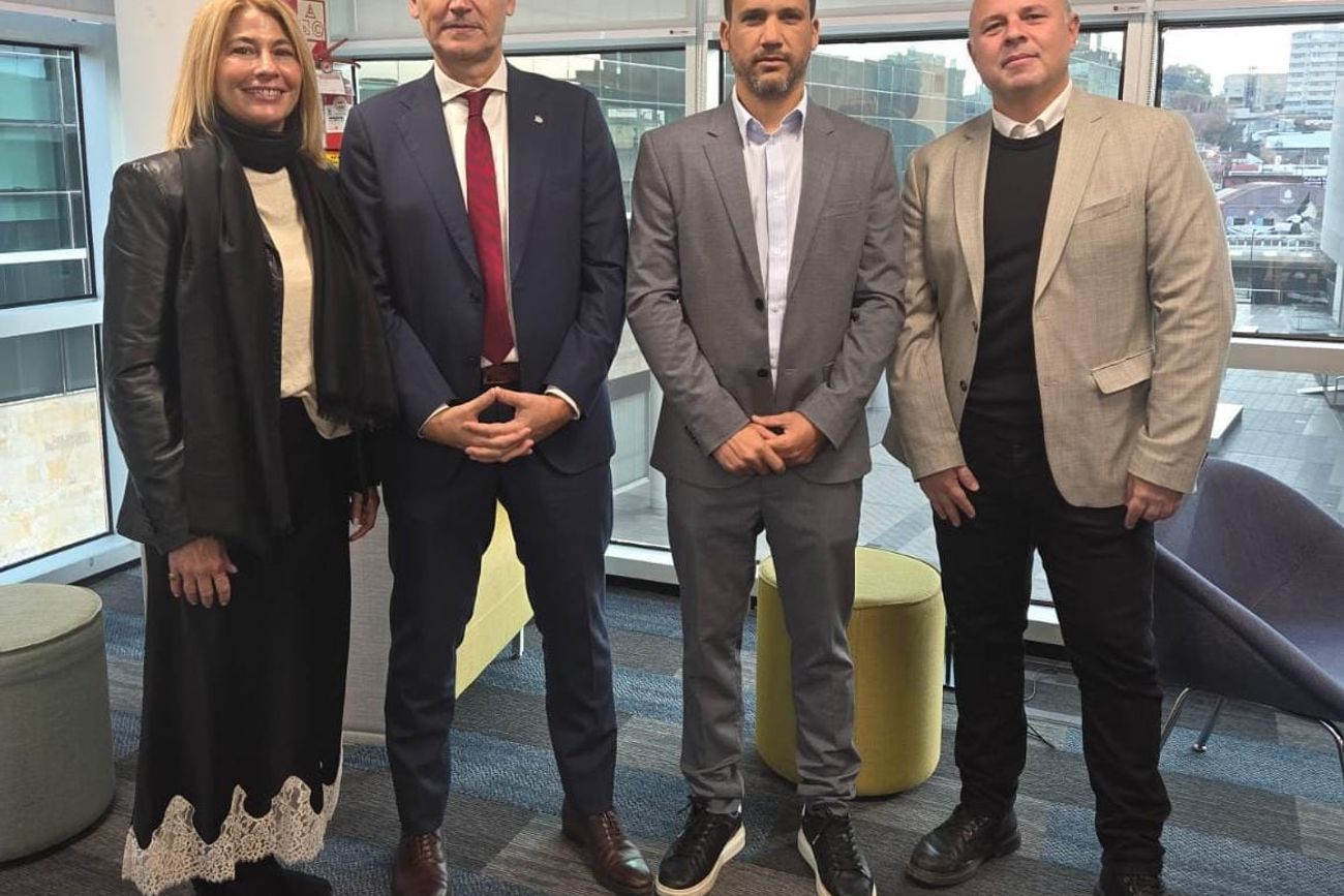  

 

Sofía Vago, CEO de Accenture Argentina, en las oficinas que la multinacional tiene en Córdoba, en la torre Capitalinas. Junto al intendente Daniel Passerini; el ministro de Desarrollo Social y Promoción del Empleo, Marcos Torres y el presidente de la Agencia Pro Cordoba, Pablo de Chiara, celebraron el crecimiento de la operación de la firma en la provincia. (Foto gentileza Accenture) 