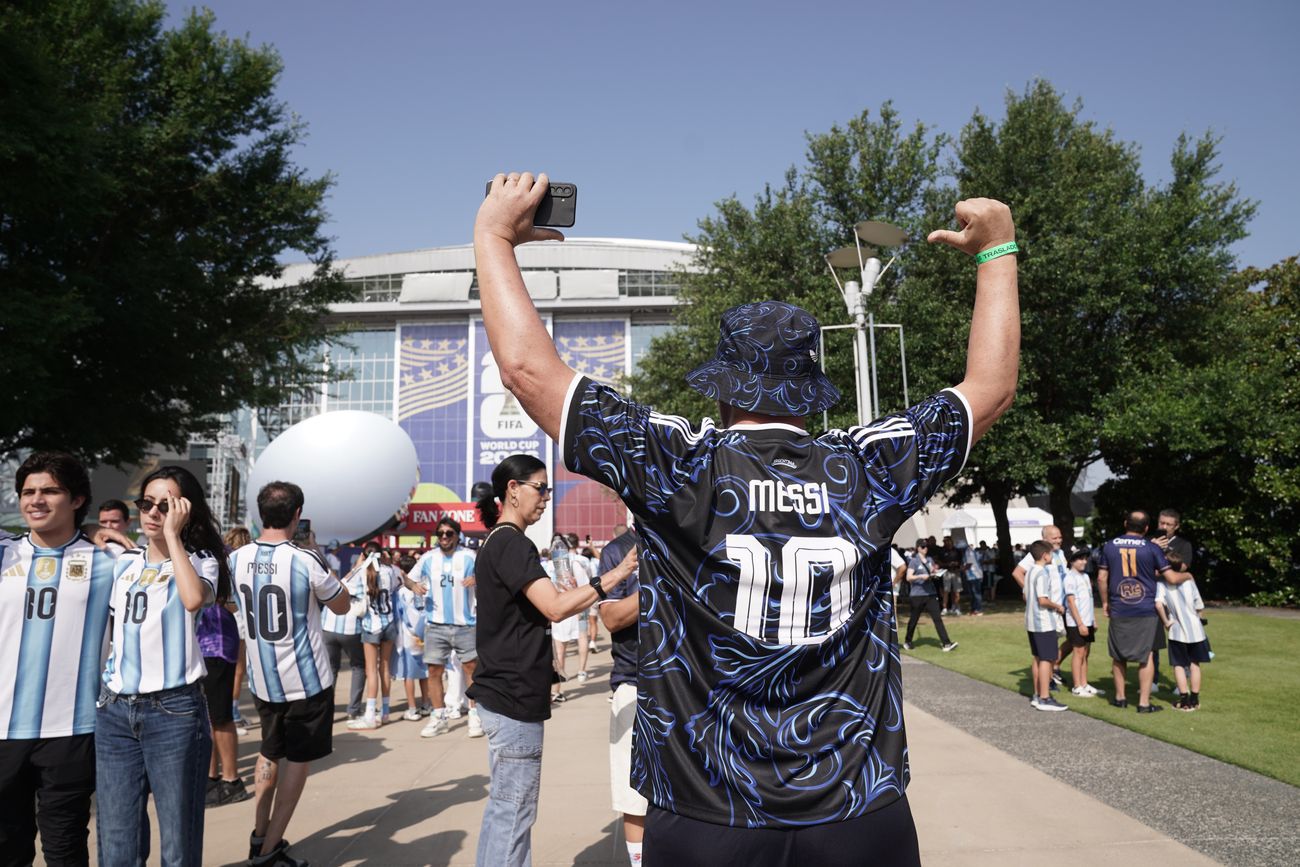 Hinchas argentinos apoyando a Messi y a la selección argentina en Dallas.