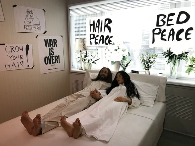 MUSEO DE CERA. En este lugar se reproduce la famosa escena de John y Yoko en su intervención por la paz.