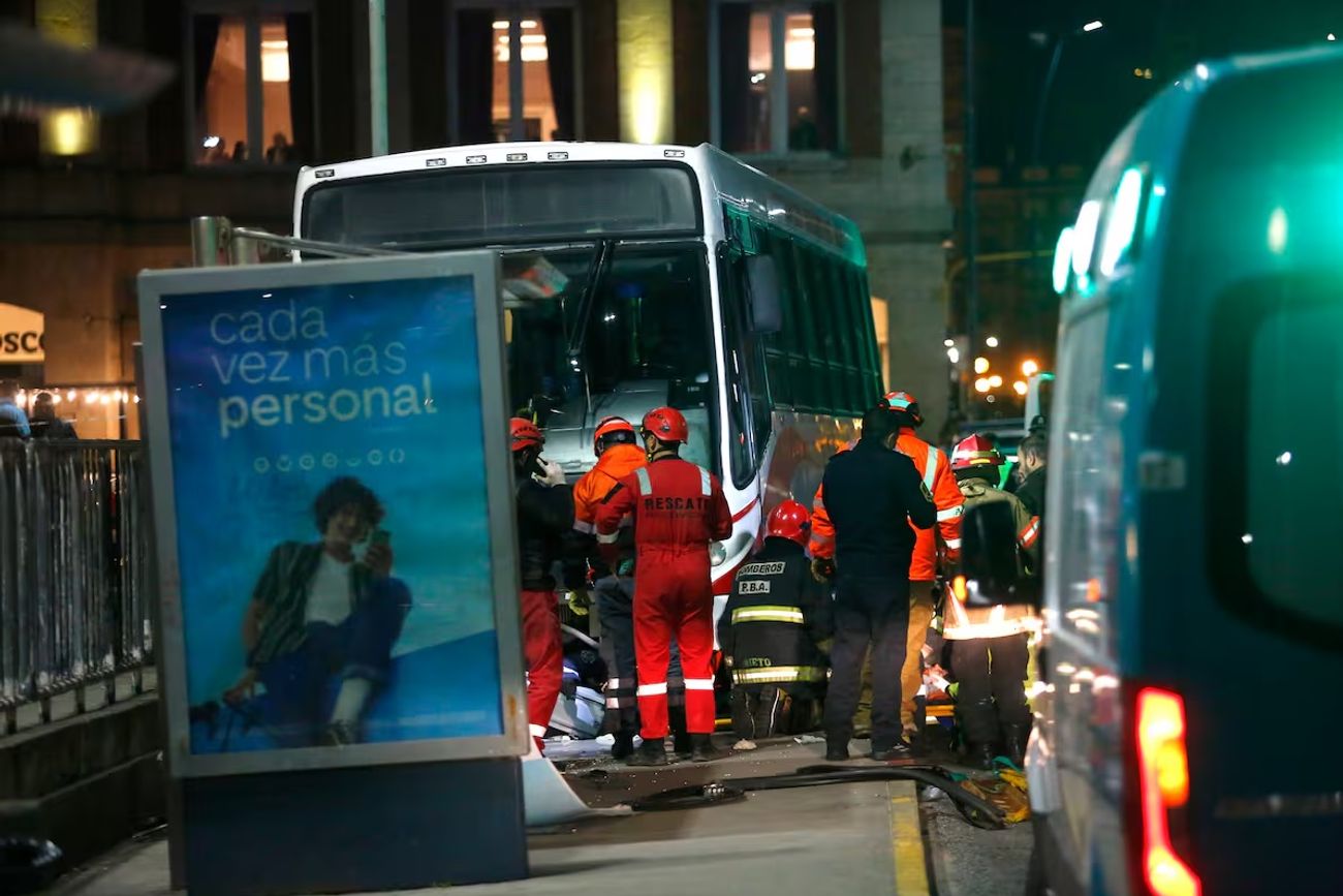 Un colectivo perdió el control frente a la rambla, mató a una joven e hirió a seis personas