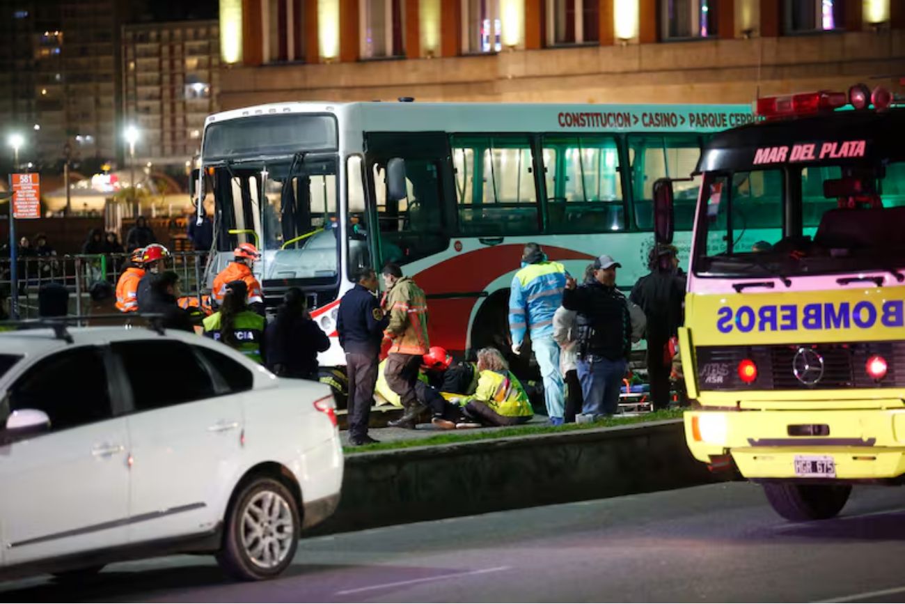 Un colectivo perdió el control frente a la rambla de Mar del Plata y arrolló a varias personas: una adolescente falleció.