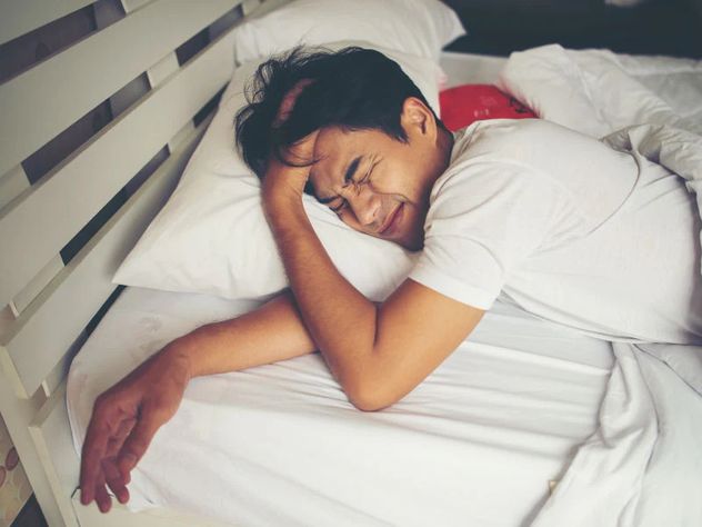 Los 5 hábitos de la mañana que pueden arruinar tu sueño, según una especialista.
