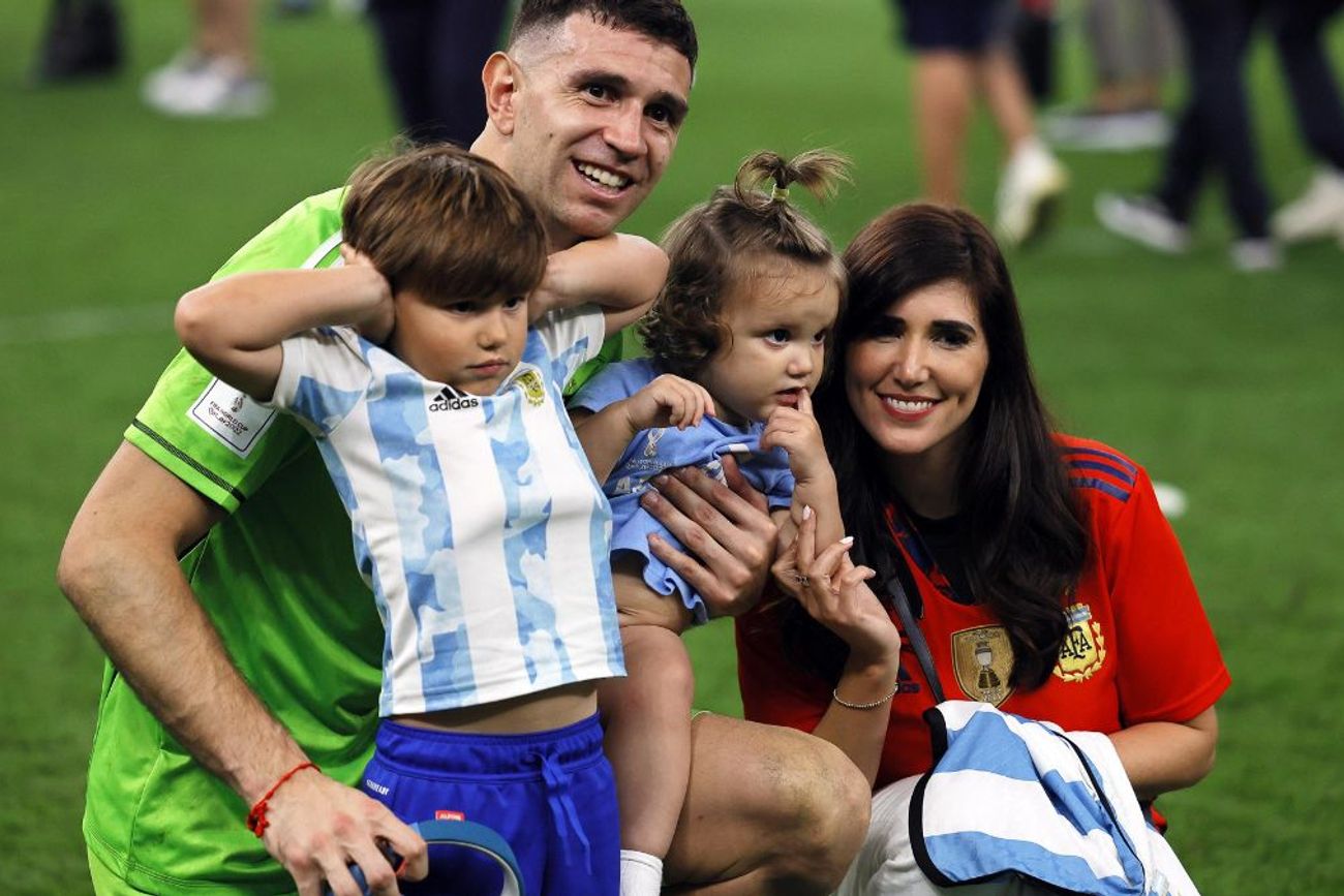 La medalla que lleva el Dibu Martínez contiene una fotografía de su esposa Mandinha y de sus hijos, Santiago y Ava.