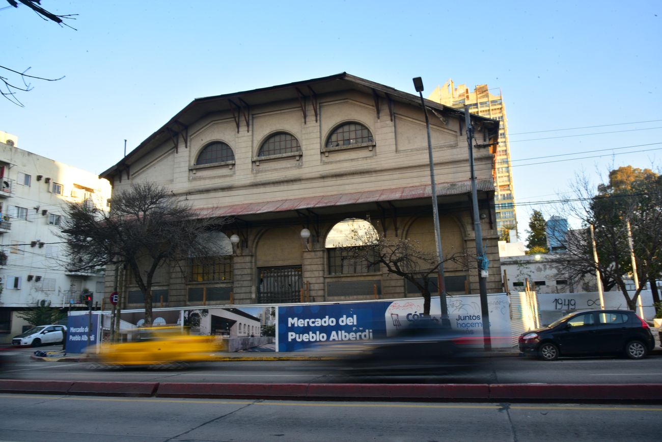 Esta paralizada la obra del Mercado de Alberdi en el viejo Registro Civil de avenida Colón.