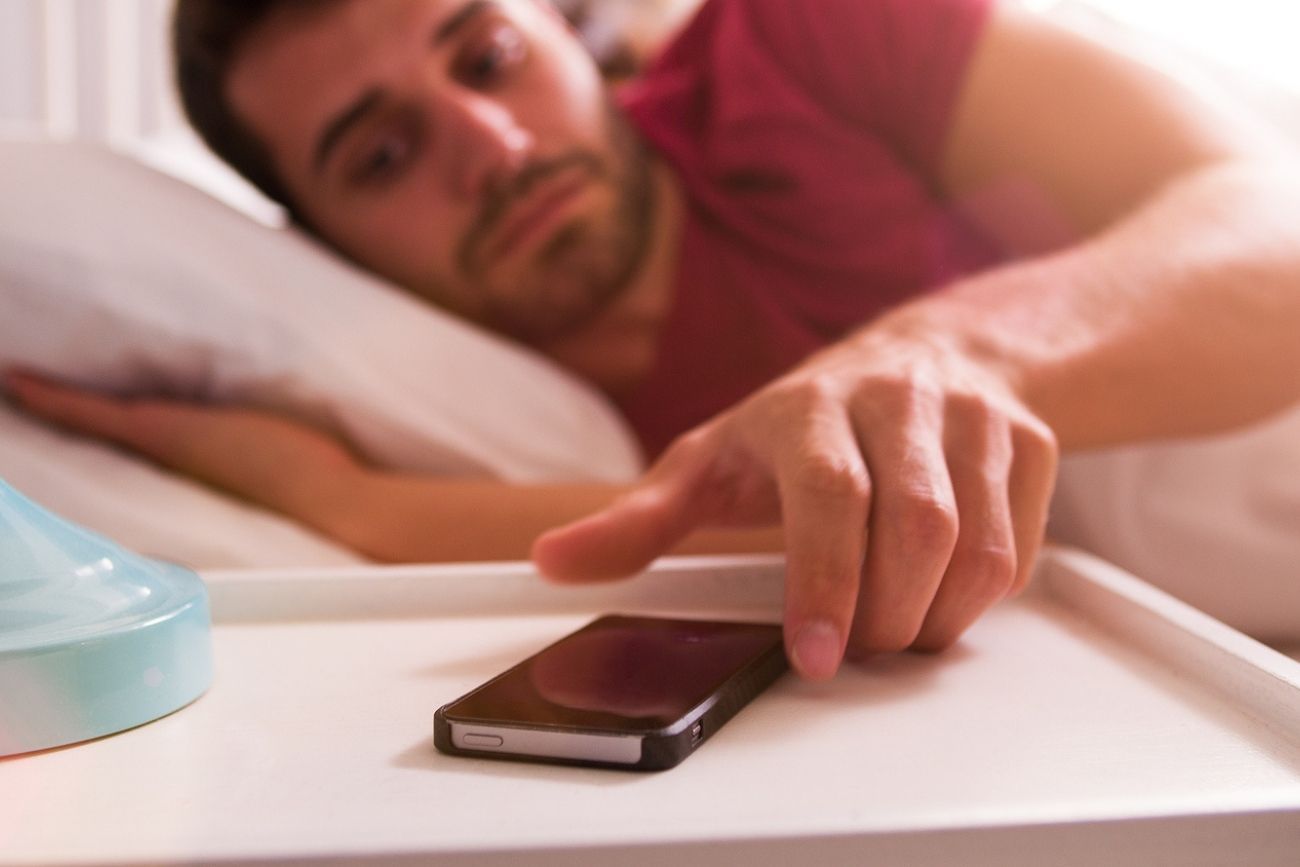 Los 5 hábitos de la mañana que pueden arruinar tu sueño, según una especialista.
