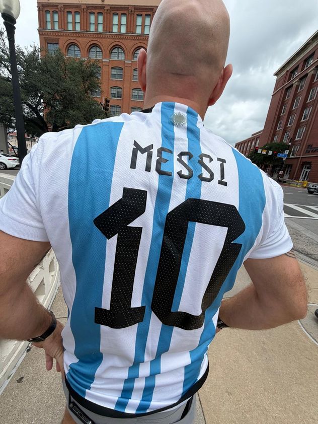 Los hinchas argentinos en Dallas siguen asombrados por Messi.
