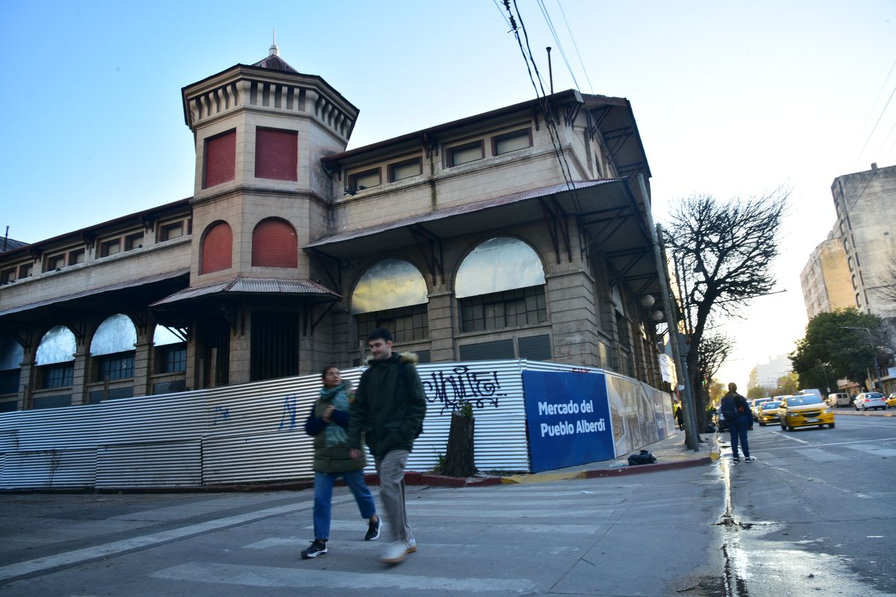 Esta paralizada la obra del Mercado de Alberdi en el viejo Registro Civil de avenida Colón.