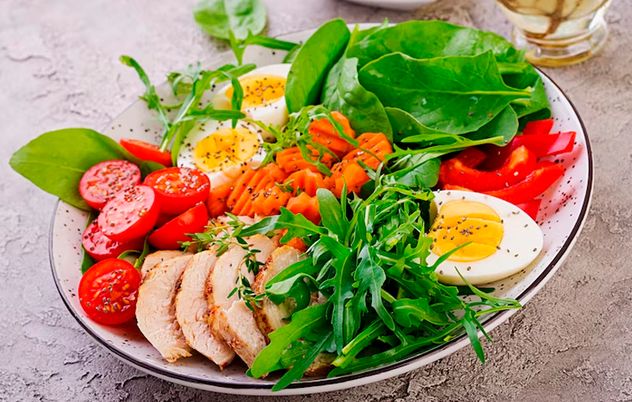 A qué hora recomiendan almorzar los expertos para mejorar la energía y el metabolismo.