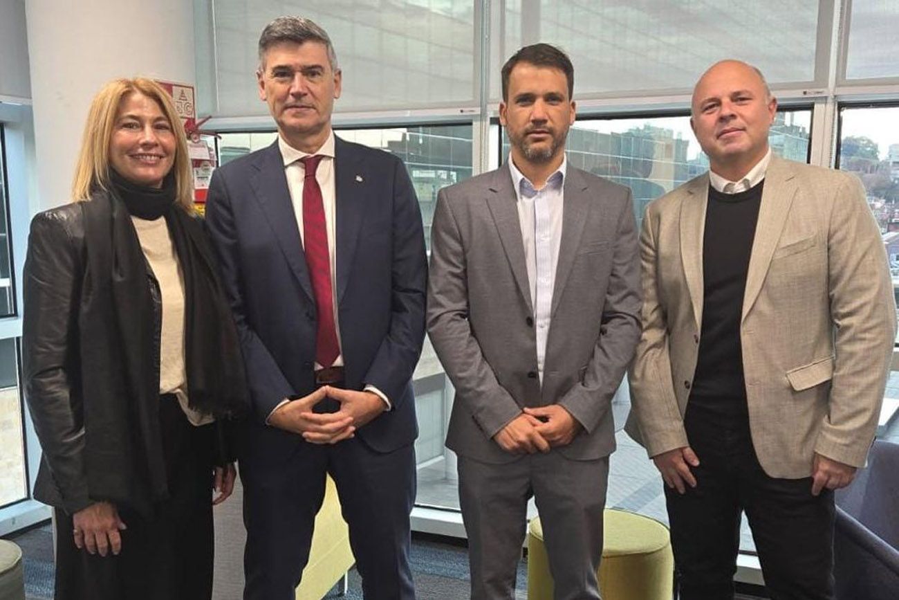 PRESENCIAS. Sofía Vago, CEO de Accenture Argentina, el intendente Daniel Passerini; el ministro de Desarrollo Social y Promoción del Empleo, Marcos Torres y el presidente de la Agencia Pro Cordoba, Pablo de Chiara, en la sede de la consultora.