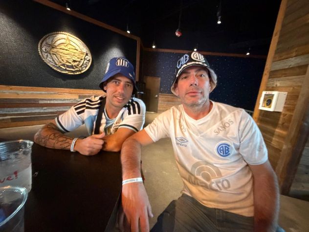 Argentinos en un bar de Texas.