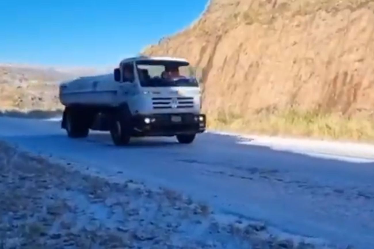 Trabajos en Altas Cumbres por hielo sobre la calzada. 