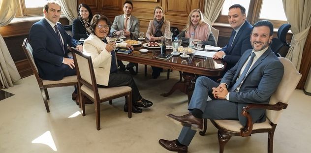Faltazo. Patricia Bullrich y Luis Juez pegaron el faltazo a una reunión con senadores oficialistas que convocó el debilitado jefe de Gabinete, Manuel Adorni. Karina Milei estuvo para respaldar al funcionario libertario. (Gentileza Clarín)