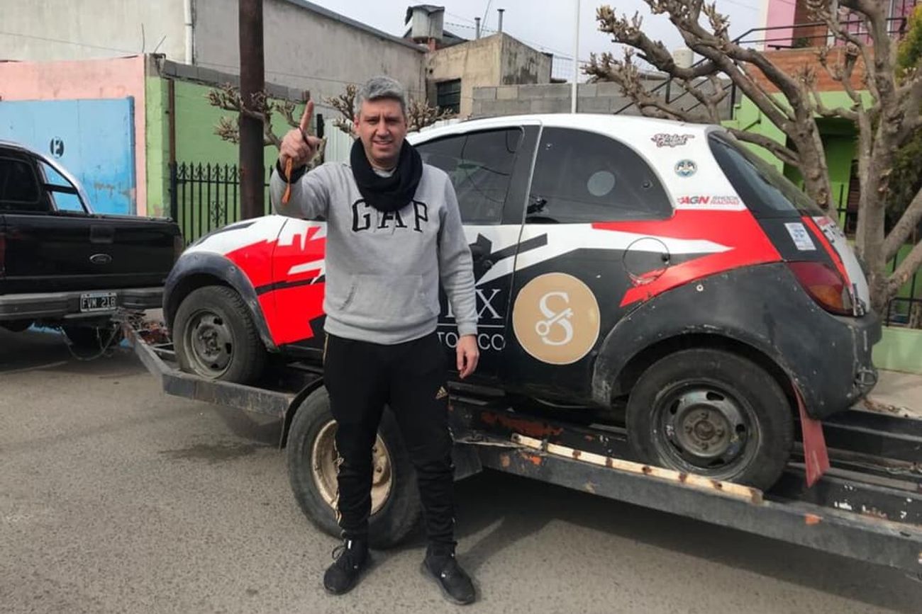 Edgardo Zeheiri, "el Turco", junto al Ford Ka de la división N/2 que se compró para arrancar como piloto. Lo pintará de celeste. (Gentileza)