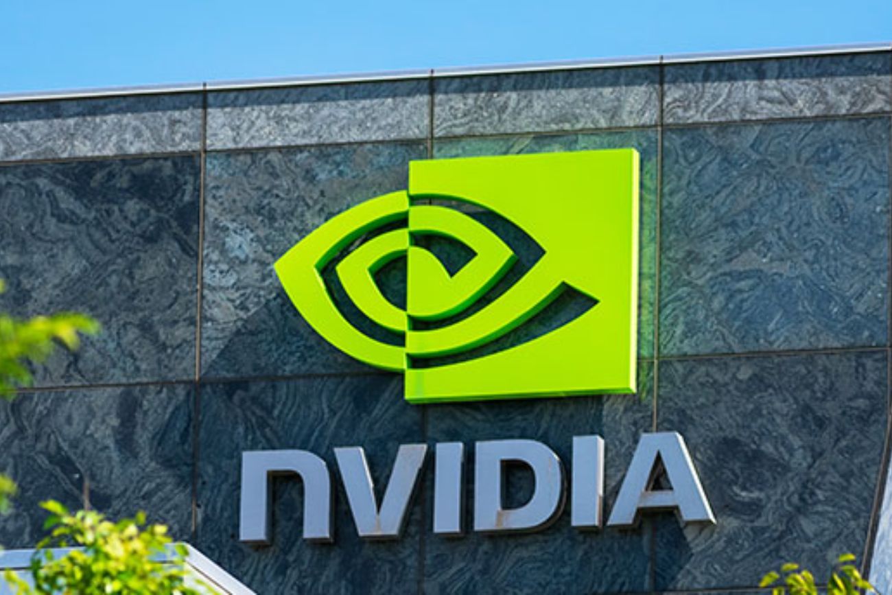 Nvidia presentó una tecnología que reduciría hasta 100% el uso de agua para enfriar centros de IA.