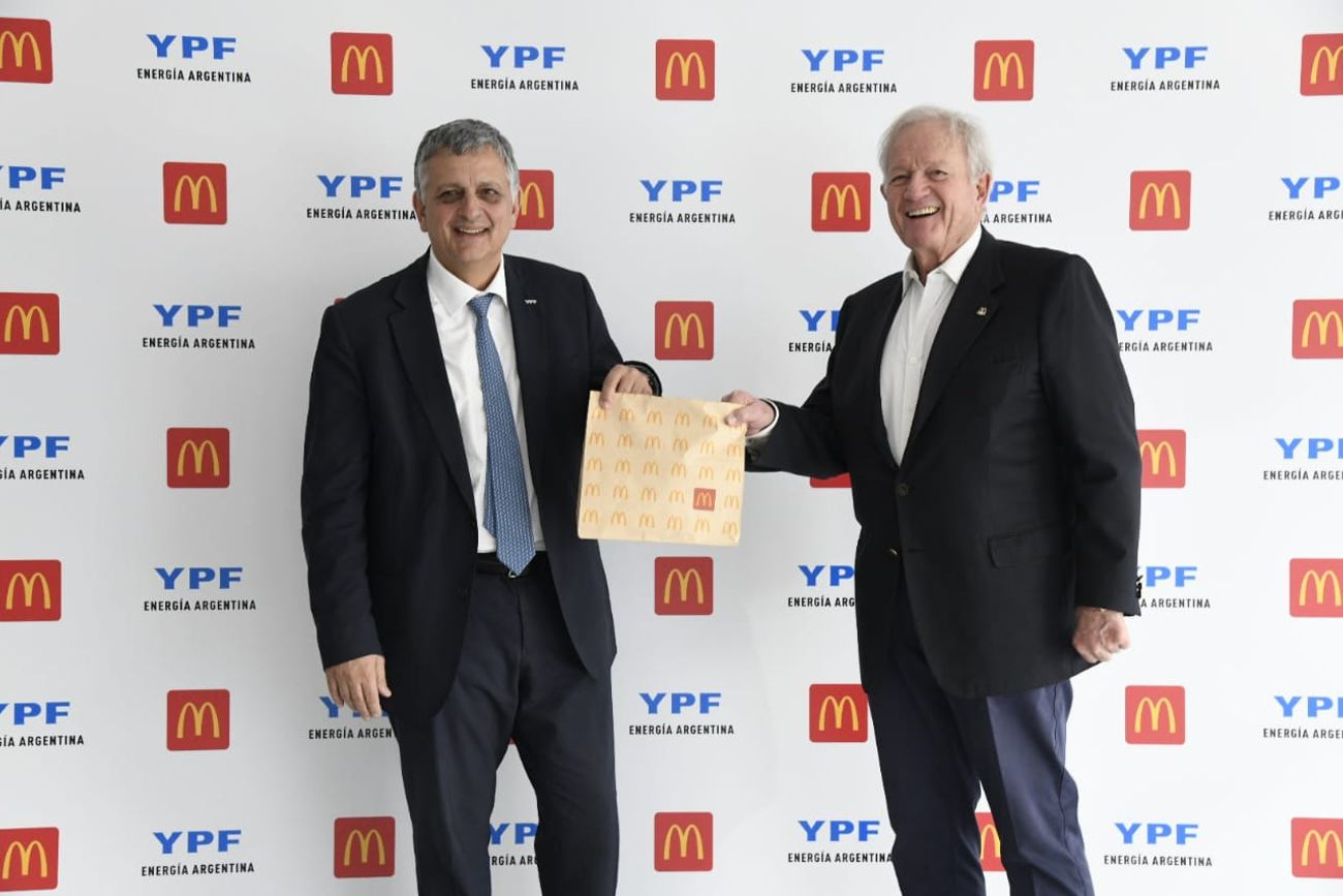 ACUERDO. Woods Staton y Horacio Marín firmaron el acuerdo durante una reunión en la sede corporativa de YPF en Puerto Madero.