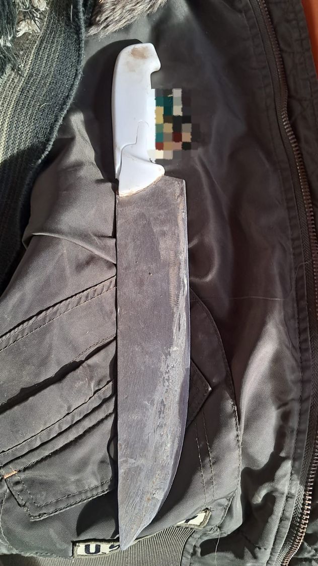 El arma blanca secuestrada en el operativo.