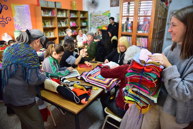 Una jornada de tejedores por la campaña de la frazada en la Parroquia San José de barrio Alto Alberdi.