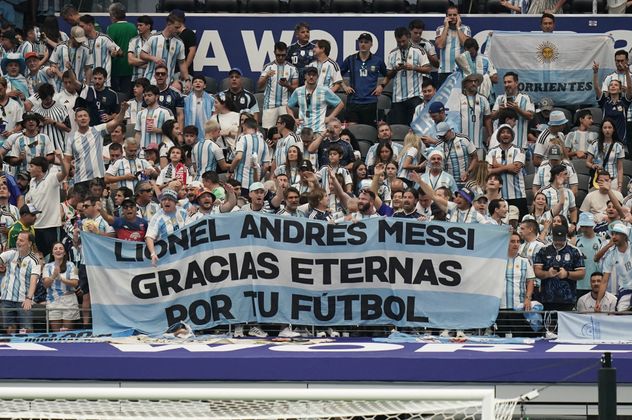 Hinchas argentinos apoyando a Messi y a la selección argentina en Dallas.