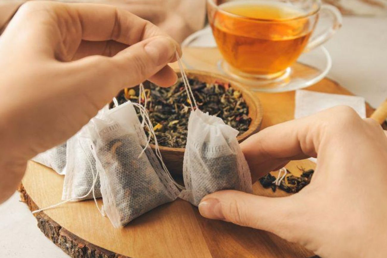 Las bolsitas de té usadas pueden reutilizarse para combatir olores y absorber humedad en distintos espacios del hogar.