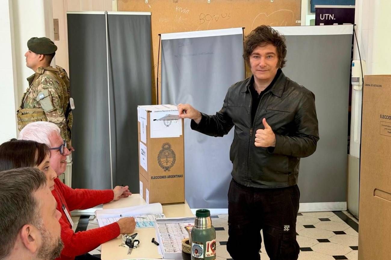 Javier Milei votando en las elecciones 2023.