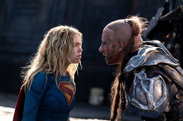Milly Alcock y Matthias Schoenaerts en una escena de "Supergirl”.