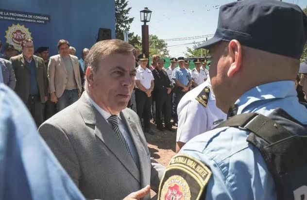 Gustavo Folli, durante un acto como subjefe de Policía. Lo mira Alfonso Mosquera, por entonces ministro de Seguridad. Mosquera también está preso.