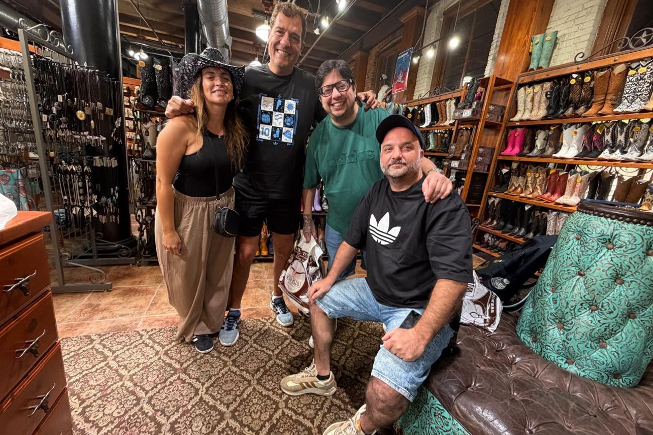 Hinchas argentinos recorrieron Wild Bill's, una tienda icónica del centro de Dallas 