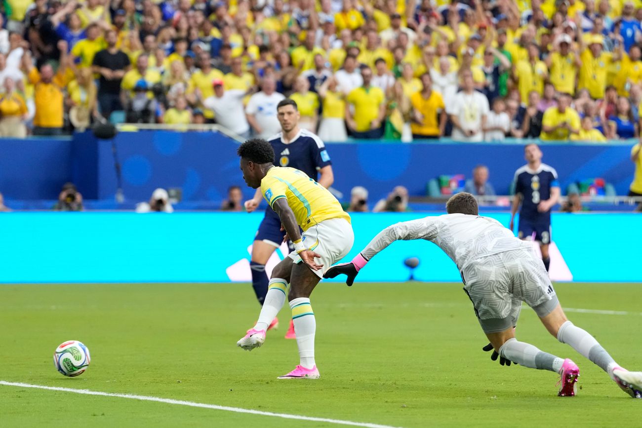 Vinícius Jr abrió la cuenta para Brasil ante Escocia. (AP)