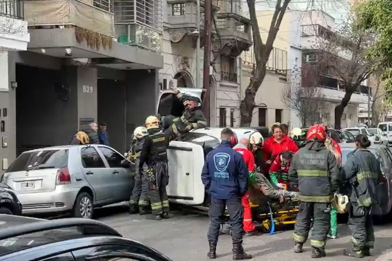 Choque y vuelco en Buenos Aires: un hombre herido y cinco vehículos afectados por el impacto