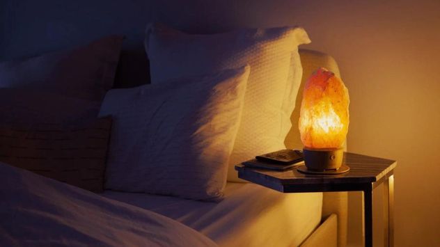 Según el Feng Shui, el dormitorio es uno de los mejores espacios para aprovechar las propiedades energéticas de las lámparas de sal.