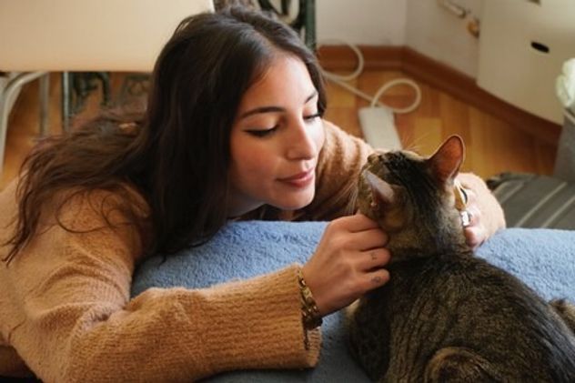 Qué dice la psicología sobre las personas que hablan con sus gatos todos los días.