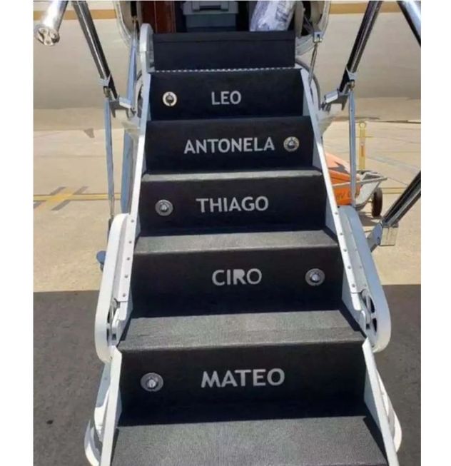 Los nombres de Messi, Antonela y sus hijos aparecen grabados en los escalones de ingreso al avión.