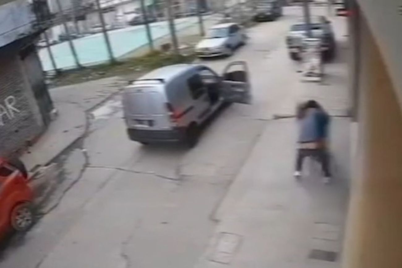 Violento ataque en Lomas de Zamora: un hombre intentó arrastrar a una joven a su camioneta y fue detenido